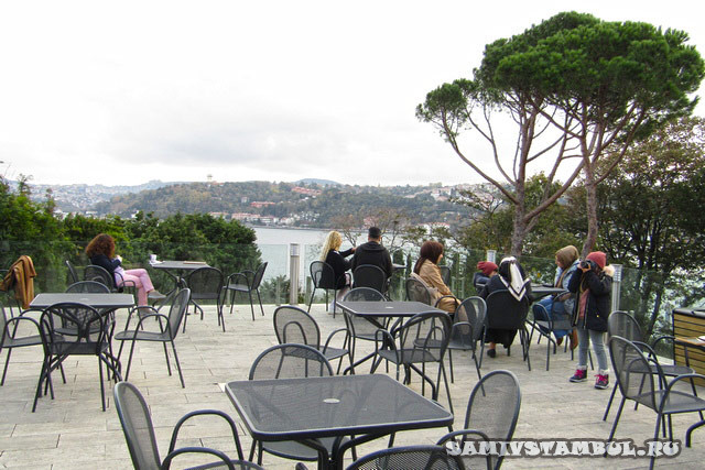 Столики кафетерия с видом на Босфор