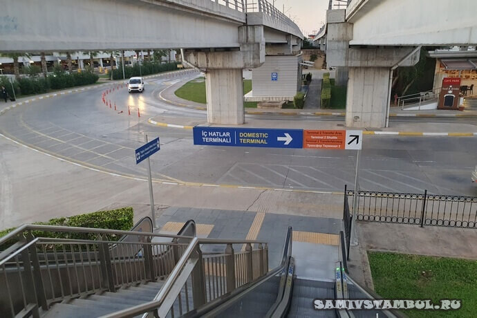 По выходу из трамвая в Аэропорту