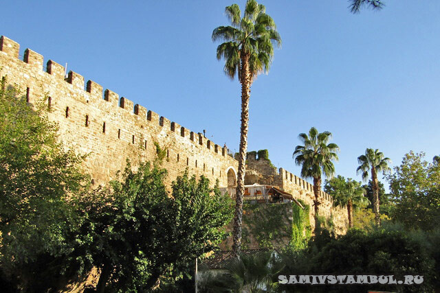 Уцелевшие крепостные стены в Анталии
