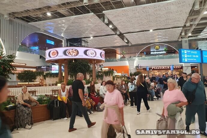 Все сидят в аэропорту где попало