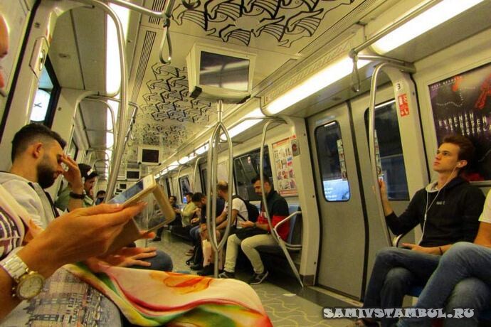 Пассажиры стамбульского метро
