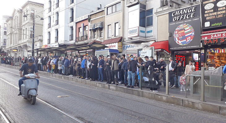 В ожидании трамвая в Стамбуле