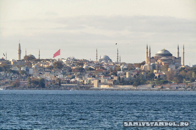 Вид на историческую часть Стамбула с моря