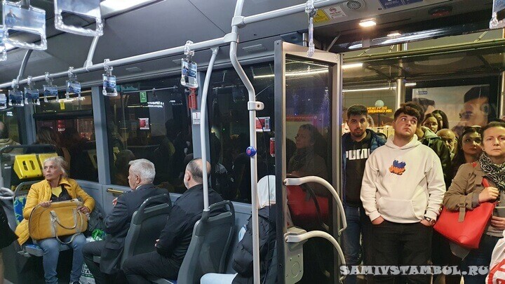 На входе в Метрбус очередь из желающих посидеть